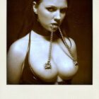 エッチ好きそうな女がニップルピアスでエロさ強調してる画像を眺めようジャマイカ[26枚]