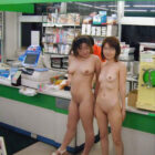 女の子がコンビニでヘンタイ露出してる画像がめちゃシコ[31枚]