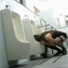 女が公衆便所で便器舐めさせられてる画像がたまらんエロさ[38枚]