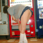 女の子がミニスカートでスカートの中ノーパンになってる画像を眺めようジャマイカ[46枚]