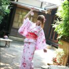 女の子が半脱ぎ着エロ和服でエロいサービスしてる画像、コレは勃起するわｗ[50枚]