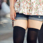 エッチな美少女がニーソでオトナの悪戯してくれる画像のエロさは尋常じゃない[40枚]