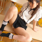 可愛い服でパンチラ見せつけながら足こきご奉仕する女の子に辛抱できなくなり着衣SEX