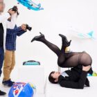 大手航空会社勤務の憧れの美脚キャビンアテンダント限定！「固定バイブモデル」に挑戦！制服撮影会でカメラに向かってハレンチなポーズを要求され濡れだした黒パンスト直履きおま○こにうねりの止まらないバイブを挿入！美貌・知性・品格溢れるCAが大勢の男性の前に放置… 2